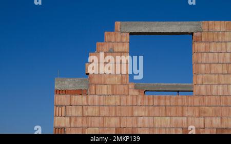 Maison unifamiliale faite de blocs creux ou de briques. Nouveau bâtiment indépendant non fini en construction. Banque D'Images