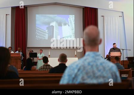 Les membres du service de la base aérienne d'Incirlik et les civils assistent à un service commémoratif de 9/11 à la chapelle d'Incirlik AB, Turquie, le 11 septembre 2022. Les militaires et les civils ont honoré la mémoire et le sacrifice de 9/11 victimes par le sermon, les chants et le souvenir. La cérémonie a également commémoré le 20th anniversaire de la rediffusion de la chapelle à l’opération liberté immuable et l’année 60th des opérations dans son bâtiment actuel. Banque D'Images