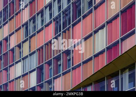 Vue sur la façade extérieure colorée de la tour GSW, la tour Rocket de Berlin par les architectes Matthias Sauerbruch et Louisa Hutton. Banque D'Images