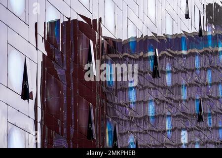 Réflexions d'un bâtiment dans la façade de l'hôtel ARCOTEL Onyx sur la Reeperbahn à Hambourg. Le mur-rideau en verre ressemble à un cristal noir Onyx. Banque D'Images
