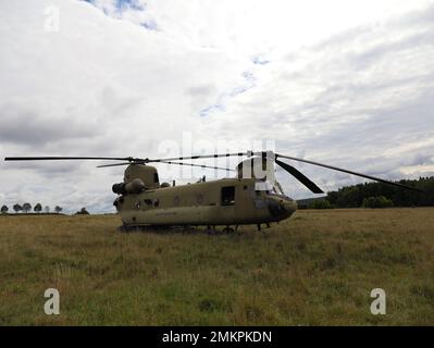 L'hélicoptère Chinook CH-47 de l'armée américaine atterrit pendant la sortie Sabre 22 au joint multinational Readiness Centre, Hohenfels, Allemagne, 11 septembre 2022. Sabre Junction 22 est un exercice multinational de rotation conçu pour évaluer la préparation de la Brigade aéroportée 173d de l'armée américaine à exécuter des opérations et des opérations unifiées en une seule opération, Ensemble de l'environnement et de promouvoir l'interopérabilité avec plus de 4 500 participants des États-Unis et des pays alliés et partenaires dans les zones d'entraînement de Grafenwoehr et Hohenfels de l'armée américaine, de 29 août à 20 septembre 2022. Banque D'Images