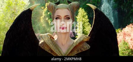 ANGELINA JOLIE : maléfique dans MISTRESS OF EVIL (2019), réalisé par JOACHIM RONNING. Credit : WALT DISNEY PICTURES / Album Banque D'Images