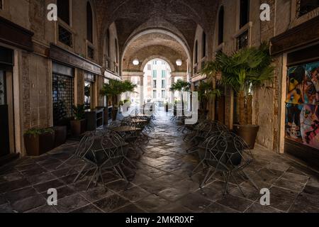 Vicenza, Italie - 13 août 2022: Passage de la basilique Palladiana avec tables de café-bar à Vicenza, Vénétie, Italie Banque D'Images