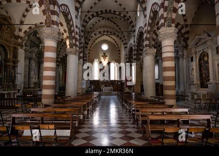 Vicenza, Italie - 12 août 2022: Chiesa Santa Maria à Foro detta dei Servi intérieur de l'église Banque D'Images