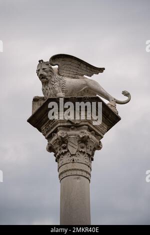 Lion ailé de la colonne Saint-Marc à Vicenza, en Italie, appelé Leone di San Marco ou Leone Marciano Banque D'Images