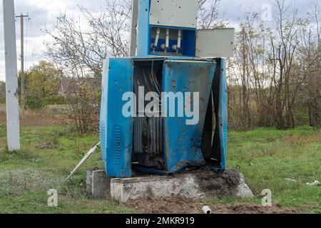 Campagne. Transformateur électrique endommagé par la coque. Destruction de l'infrastructure (gros plan). Terreur à la population civile. La guerre en Ukraine Banque D'Images