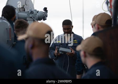 220911-N-LK647-0160 ATLANTIC OCEAN (11 septembre 2022) Lt. j.g. Dexter McGriff effectue une démonstration d'un dispositif acoustique à longue portée (LRAD) à bord du croiseur à missiles guidés de classe Ticonderoga USS Normandy (CG 60) effectue une démonstration de ses systèmes d'armes pendant la formation tactique avancée de guerre de surface (SWATT), 11 septembre 2022. SWATT, dirigé par Naval surface and mine Warfighting Development Center (SMWDC), est conçu pour augmenter les compétences en combat militaire, la létalité et l'interopérabilité des unités participantes. CG-60, LRAD, SWATT, USS Normandie, USS Rammage, Banque D'Images
