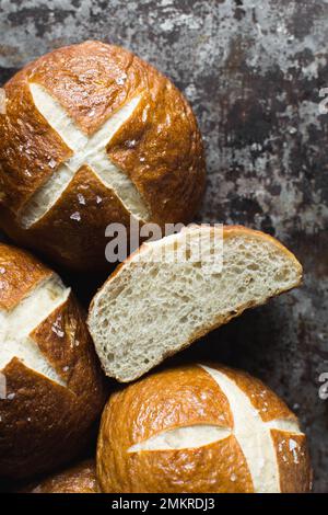 Bretzel petits pains sur une plaque de cuisson, allemand laugenbroetchen, lye petits pains sur une plaque de cuisson Banque D'Images