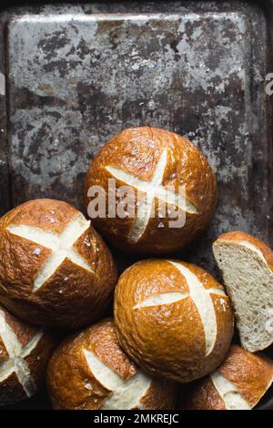 Bretzel petits pains sur une plaque de cuisson, allemand laugenbroetchen, lye petits pains sur une plaque de cuisson Banque D'Images