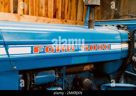 Northumberland UK: 6th juin 2022: Un tracteur Ford 5000 restauré et exposé Banque D'Images