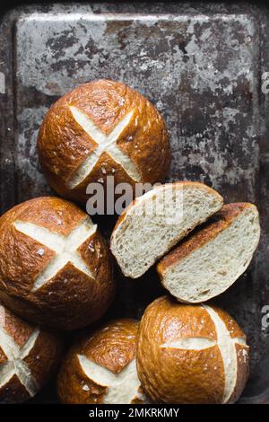 Bretzel petits pains sur une plaque de cuisson, allemand laugenbroetchen, lye petits pains sur une plaque de cuisson Banque D'Images