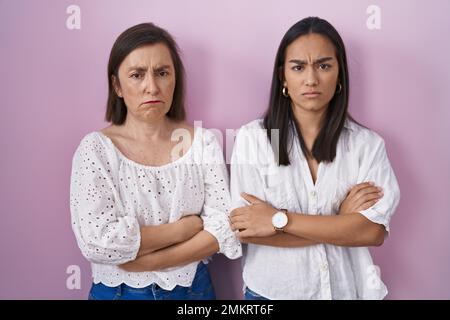 Mère hispanique et fille ensemble sceptique et nerveux, désapprouvant l'expression sur le visage avec les bras croisés. personne négative. Banque D'Images