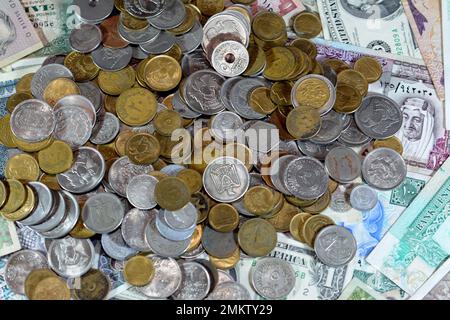 Pièces égyptiennes anciennes sur divers billets d'argent comptant anciens de différents pays du monde, pile de plusieurs devises, pile de rétro-facture vintage Banque D'Images