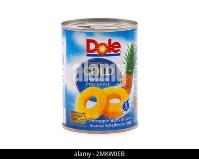 BUCAREST, ROUMANIE - 28 FÉVRIER 2020. Ananas, Dole Tropical Gold Premium ananas super doux isolé sur blanc Banque D'Images