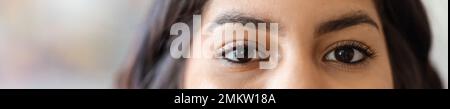 Gros plan des beaux yeux de la jeune femme arabe sans maquillage Banque D'Images