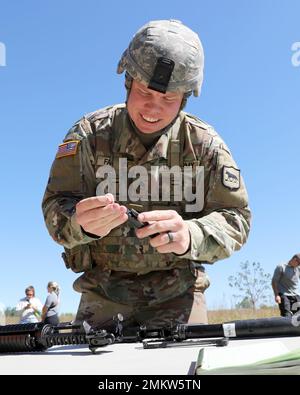 Sergent de l'armée américaine Braxton Farmen, 740th Transportation Company, Garde nationale de l’Armée du Dakota du Sud, assemble une arme lors de la première compétition annuelle du Best Squad Competition du Bataillon de soutien au combat 152nd au parc naturel du Dakota à Brookings, S.D., le 11 septembre 2022. La compétition a défié sept équipes de soldats de chacune des unités associées des 152nds mentalement, physiquement et techniquement en utilisant de multiples tâches axées sur les compétences de soldat de niveau de base. Banque D'Images