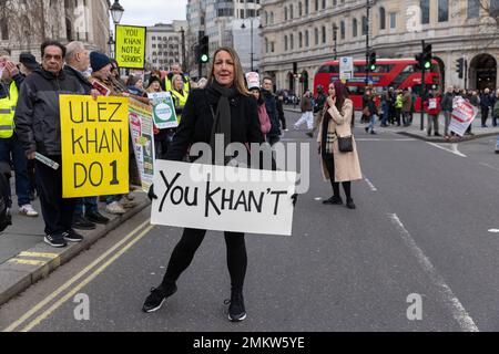 Des manifestants anti-Ulez à Trafalgar Square, Londres, protestent contre la mise en œuvre de la charge qui devrait toucher 160,00 voitures et 42,00 fourgonnettes par jour. Banque D'Images