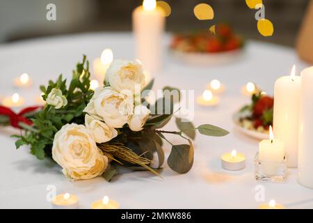 Dîner romantique. Bouquet de fleurs sur la table Banque D'Images