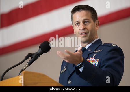 Le colonel Hans F. Otto prend le commandement du groupe médical 123rd lors d'une cérémonie à la base de la Garde nationale aérienne du Kentucky à Louisville, Ky., le 11 septembre 2022. Otto remplace le colonel Michael A. Cooper, qui dirige le groupe depuis 2014 et prend sa retraite. Banque D'Images