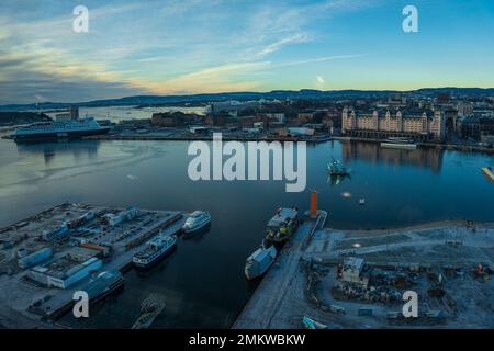 Vue panoramique aérienne sur la ville d'Oslo, la partie centrale de la ville autour de l'Opéra d'Oslo et le port en hiver. Oslo, Norvège, Scandinavie, EUR Banque D'Images