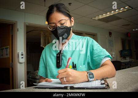 Sergent d'état-major Maxine Sandoval, thérapeute respiratoire, prend des notes après avoir donné un traitement respiratoire nébulisé à un patient au centre médical de l'armée de Brooke, fort Sam Houston, Texas, 12 septembre 2022. La mission de la Section des soins respiratoires de la CCEA est de fournir des soins de la plus haute qualité et de la plus avancée aux patients, avec compassion et attention portée aux patients de nos soldats en transition, aux membres du service militaire, aux bénéficiaires et à tous les autres patients nécessitant des services de soins respiratoires. Banque D'Images