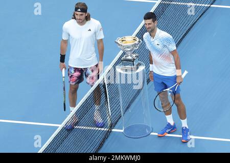 Melbourne, Australie. 29th janvier 2023. Novak Djokovic (R) de Serbie et Stefanos Tsitsipas de Grèce posent avec le trophée avant le match final des célibataires hommes au tournoi de tennis Open d'Australie, à Melbourne, en Australie, le 29 janvier 2023. Credit: Bai Xuefei/Xinhua/Alay Live News Banque D'Images