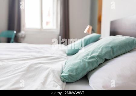Gros plan sur l'intérieur élégant de la chambre avec lit double Banque D'Images