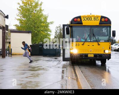 Classe Airman 1st de la U.S. Air Force Danielle Perea, une opératrice de soutien au transport terrestre affectée à l'escadron de préparation logistique 773rd, libère des élèves pour une école à la base conjointe Elmendorf-Richardson, Alaska, le 12 septembre 2022. Les aviateurs de la section de transport terrestre peuvent être chargés de missions comme conduire un convoi jusqu'à Fairbanks en hiver, ou déplacer de l'équipement lourd à travers le champ d'aviation. Depuis le début de 2022, le 773rd LRS a enregistré 90 371 miles derrière le volant - une distance équivalente à 22,8 trajets autour de la terre. Banque D'Images