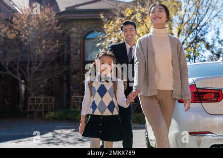 Un jeune couple vient chercher les enfants de l'école Banque D'Images