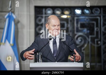 Buenos Aires, Argentine. 28th janvier 2023. Lors de son voyage en Amérique latine, Scholz visitera d'abord l'Argentine, puis le Chili et le Brésil. Le but de ce voyage est de renforcer la coopération avec l'Amérique latine en concurrence avec la Russie et la Chine. Credit: Kay Nietfeld/dpa/Alay Live News Banque D'Images