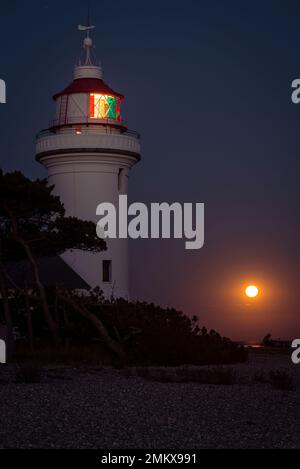 Pleine lune s'élevant au-dessus du phare de Sletterhage sur, Djursland, Jutland, Danemark Banque D'Images