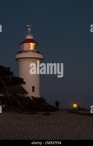 Pleine lune s'élevant au-dessus du phare de Sletterhage sur, Djursland, Jutland, Danemark Banque D'Images