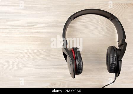 Casque noir sur une table en bois en gros plan Banque D'Images