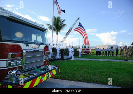 220912-N-IW125-1102 KEY WEST, Floride (12 septembre 2022) le chef Petty Officer Selectees et la base aérienne de la Marine le service des incendies de Key West organise une cérémonie de commémoration de 9/11 au champ Boca Chica Field de NAS Key West le 12 septembre 2022. La base aérienne navale Key West est l'installation de pointe pour les avions de combat de tous les services militaires, fournit un soutien de classe mondiale aux navires de guerre américains et étrangers et est le premier centre d'entraînement pour les opérations militaires de surface et sous-marine. Banque D'Images