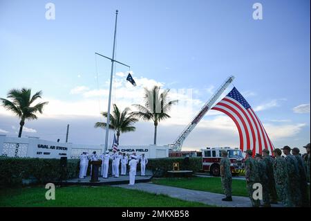 220912-N-IW125-1121 KEY WEST, Floride (12 septembre 2022) le chef Petty Officer Selectees et la base aérienne de la Marine le service des incendies de Key West organise une cérémonie de commémoration de 9/11 au champ Boca Chica Field de NAS Key West le 12 septembre 2022. La base aérienne navale Key West est l'installation de pointe pour les avions de combat de tous les services militaires, fournit un soutien de classe mondiale aux navires de guerre américains et étrangers et est le premier centre d'entraînement pour les opérations militaires de surface et sous-marine. Banque D'Images