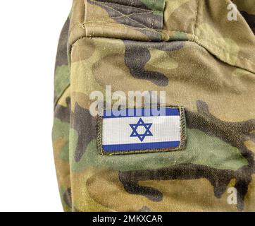 Gros plan court d'un drapeau israélien sur l'uniforme d'un soldat sur fond blanc Banque D'Images