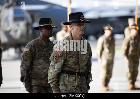 Le colonel Jaeger (premier plan) et le sergent de commandement Maj. Murphy se tiennent en position d'attention lors de leur cérémonie de TOA. Photo prise par le SPC de l'armée américaine, William R. Thompson. Banque D'Images