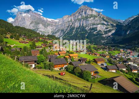 Une des plus célèbres stations de montagne avec de hautes montagnes enneigées en arrière-plan, Grindelwald, Oberland bernois, Suisse, Europe Banque D'Images