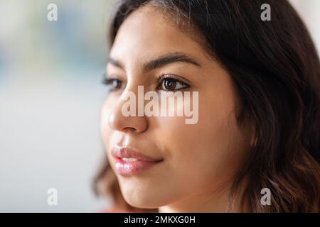 Gros plan photo du visage de la jeune femme du Moyen-Orient qui regarde loin Banque D'Images