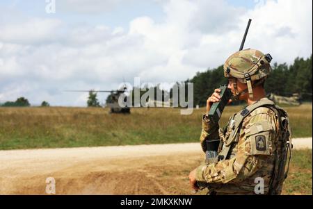 HOHENFELS, Allemagne – PFC. Dustin Jacoby, réparateur d'hélicoptères d'attaque AH-64 de l'armée, parle sur une radio bidirectionnelle lors de la sortie 22 de Sabre. Sabre Junction 22 est un exercice multinational de rotation conçu pour évaluer la préparation de la Brigade aéroportée 173d de l'armée américaine à exécuter des opérations terrestres unifiées en une seule opération, Ensemble de l'environnement et de promouvoir l'interopérabilité avec plus de 4 500 participants des États-Unis et des pays alliés et partenaires dans les zones d'entraînement de Grafenwoehr et Hohenfels de l'armée américaine, de 29 août à 20 septembre 2022. Photo de la Réserve de l'armée américaine par le SSG Jeff Daniel Banque D'Images