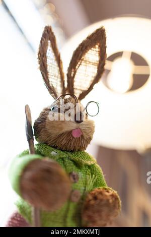 un lapin en lunettes comme décoration sur la table Banque D'Images