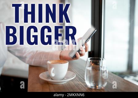 Affichage des panneaux pensez plus grand. Concept, c'est-à-dire être capable de rêver et de visualiser ce que vous pouvez réaliser Banque D'Images
