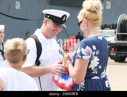 L'USS Harry S. Truman arrive à leur homeport de la base navale de Norfolk après un déploiement de 10 mois, le 12 septembre 2022. Les marins Truman ont été accueillis par plus de 8 000 amis et membres de la famille qui attendaient à bord. Banque D'Images