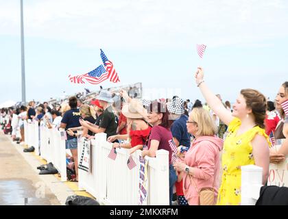 L'USS Harry S. Truman arrive à leur homeport de la base navale de Norfolk après un déploiement de 10 mois, le 12 septembre 2022. Les marins Truman ont été accueillis par plus de 8 000 amis et membres de la famille qui attendaient à bord. Banque D'Images