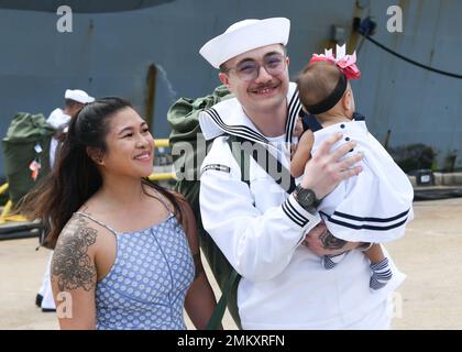 L'USS Harry S. Truman arrive à leur homeport de la base navale de Norfolk après un déploiement de 10 mois, le 12 septembre 2022. Les marins Truman ont été accueillis par plus de 8 000 amis et membres de la famille qui attendaient à bord. Banque D'Images