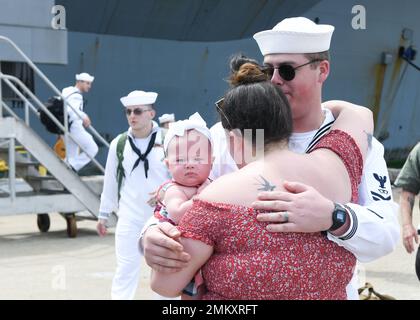 L'USS Harry S. Truman arrive à leur homeport de la base navale de Norfolk après un déploiement de 10 mois, le 12 septembre 2022. Les marins Truman ont été accueillis par plus de 8 000 amis et membres de la famille qui attendaient à bord. Banque D'Images