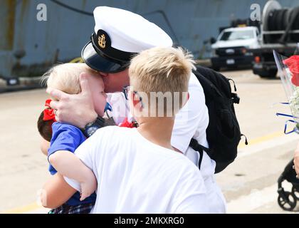 L'USS Harry S. Truman arrive à leur homeport de la base navale de Norfolk après un déploiement de 10 mois, le 12 septembre 2022. Les marins Truman ont été accueillis par plus de 8 000 amis et membres de la famille qui attendaient à bord. Banque D'Images