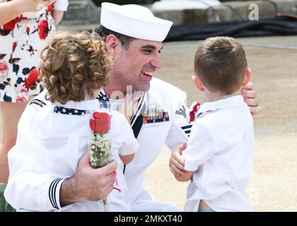 L'USS Harry S. Truman arrive à leur homeport de la base navale de Norfolk après un déploiement de 10 mois, le 12 septembre 2022. Les marins Truman ont été accueillis par plus de 8 000 amis et membres de la famille qui attendaient à bord. Banque D'Images