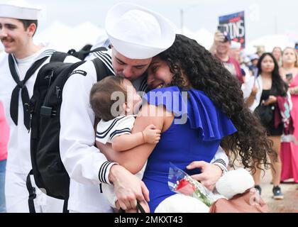 L'USS Harry S. Truman arrive à leur homeport de la base navale de Norfolk après un déploiement de 10 mois, le 12 septembre 2022. Les marins Truman ont été accueillis par plus de 8 000 amis et membres de la famille qui attendaient à bord. Banque D'Images