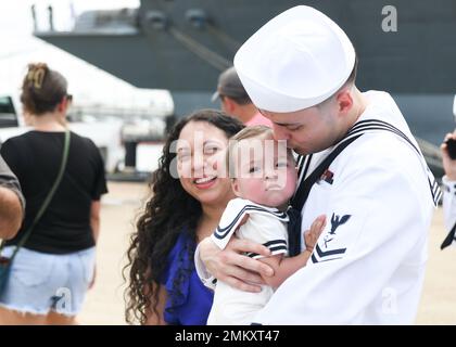 L'USS Harry S. Truman arrive à leur homeport de la base navale de Norfolk après un déploiement de 10 mois, le 12 septembre 2022. Les marins Truman ont été accueillis par plus de 8 000 amis et membres de la famille qui attendaient à bord. Banque D'Images